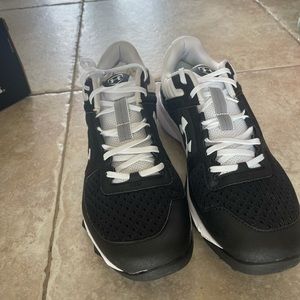 Under Armour yard trainer. 11.5 USA, black and white.- NEW. 3021935-001